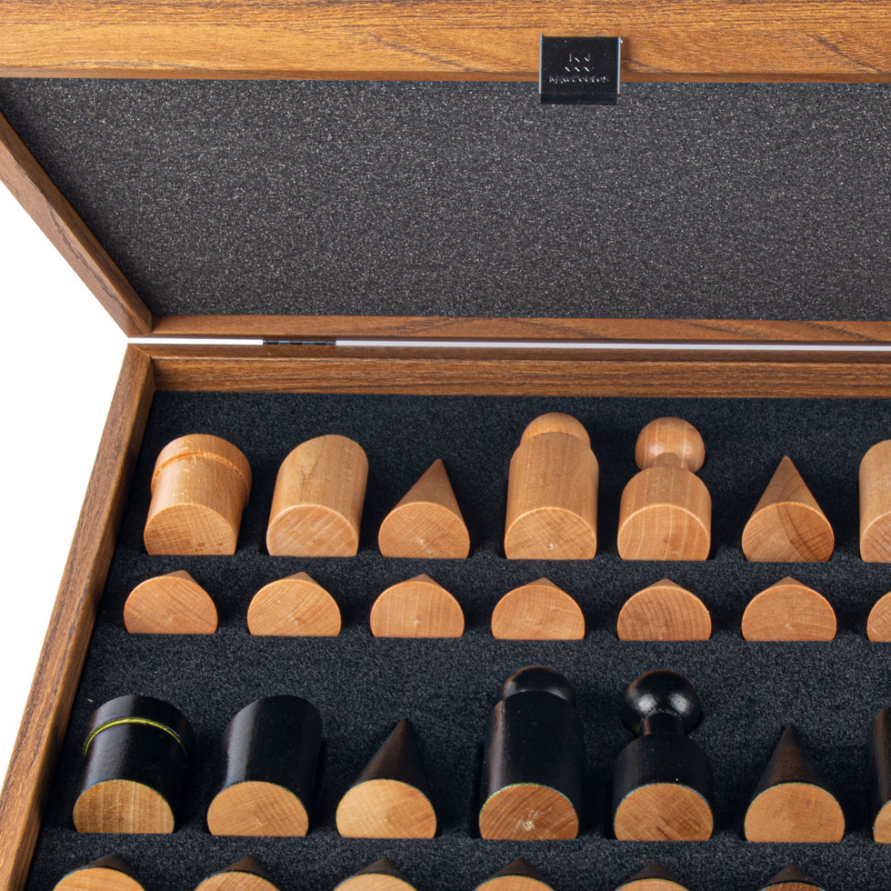 Bauhaus Style Black &amp; White Chess Set - King&